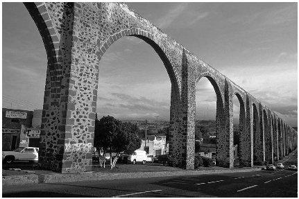 &#x00A9; Peter Langer/EPD Photos A famous and impressive aqueduct was built in Quer&#x00E9;taro between 1726 and 1739.